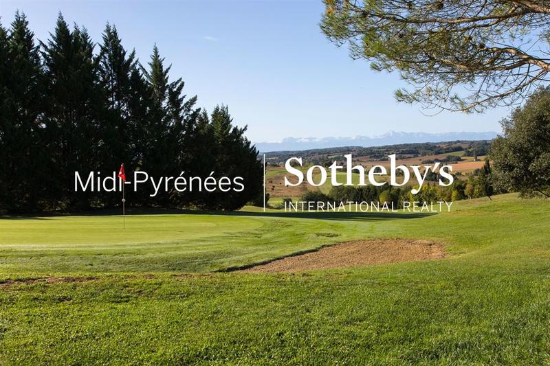 Maison - 1 200 m² - 12 pièces