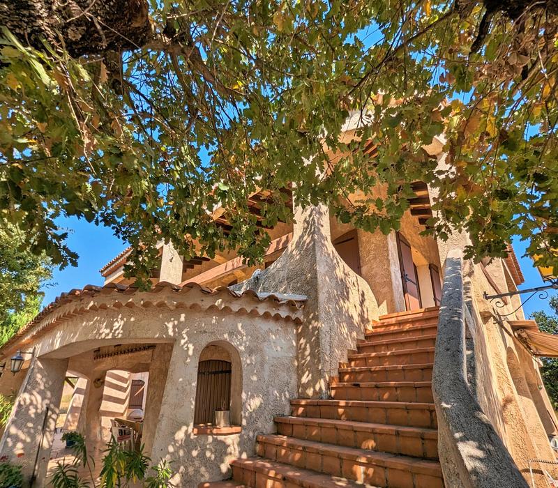 Maison traditionnelle - 230 m² - 6 pièces