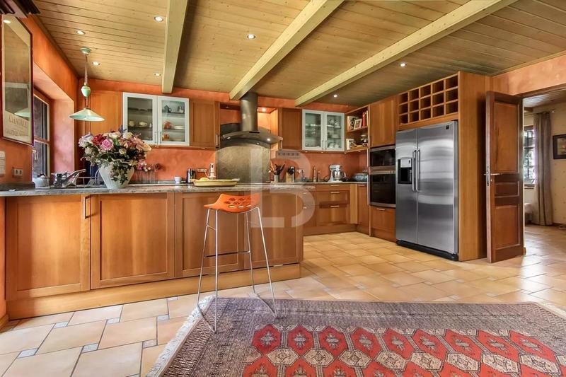 Maison - 260 m² - 11 pièces