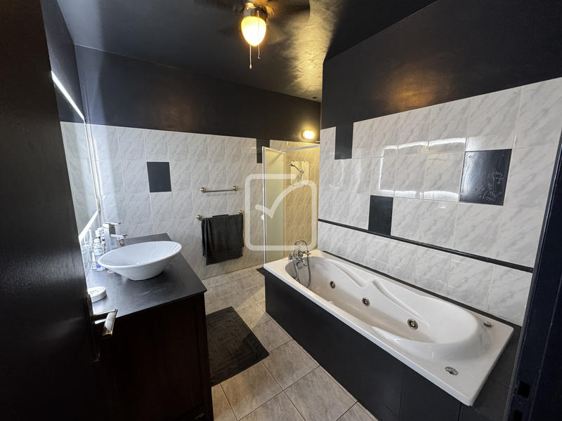 Maison - 281 m² - 9 pièces