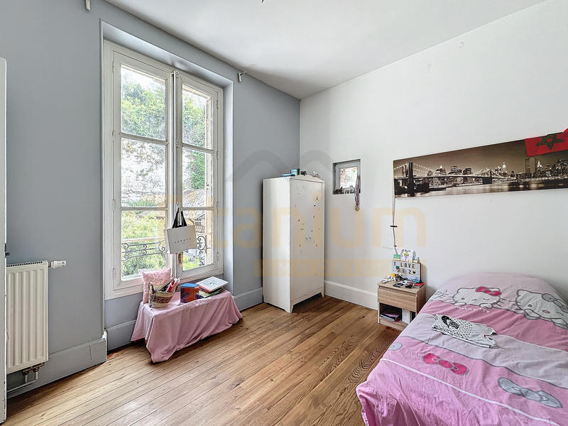 Maison - 280 m² - 11 pièces