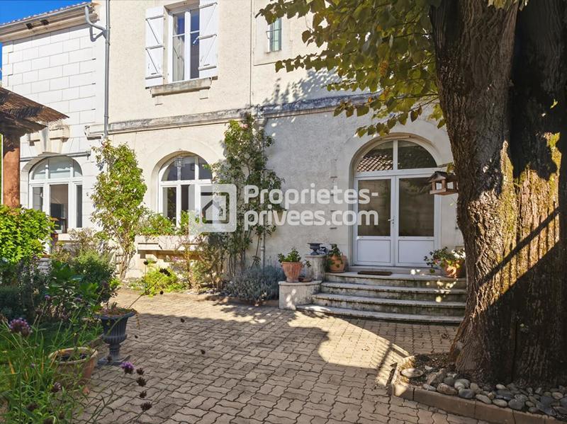 Maison - 238 m² - 8 pièces