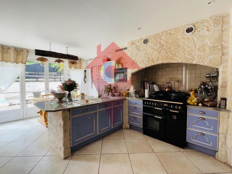 Maison - 250 m² - 7 pièces