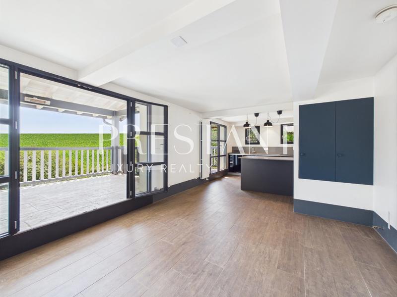 Maison - 200 m² - 9 pièces