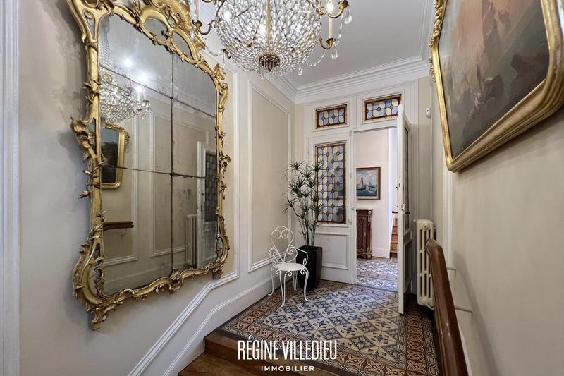 Maison - 372 m² - 11 pièces