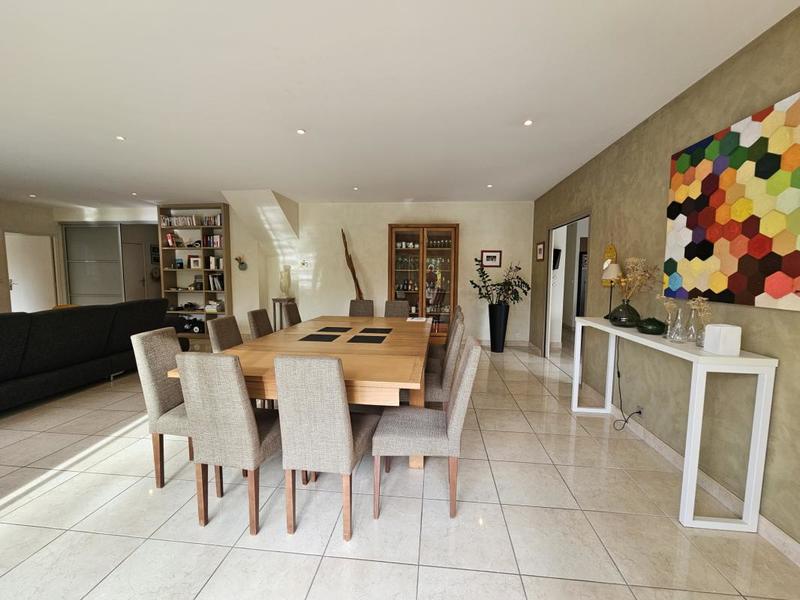 Propriété - 245 m² - 9 pièces