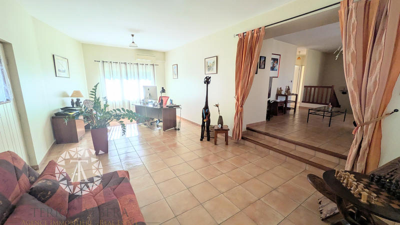 Propriété - 330 m² - 6 pièces