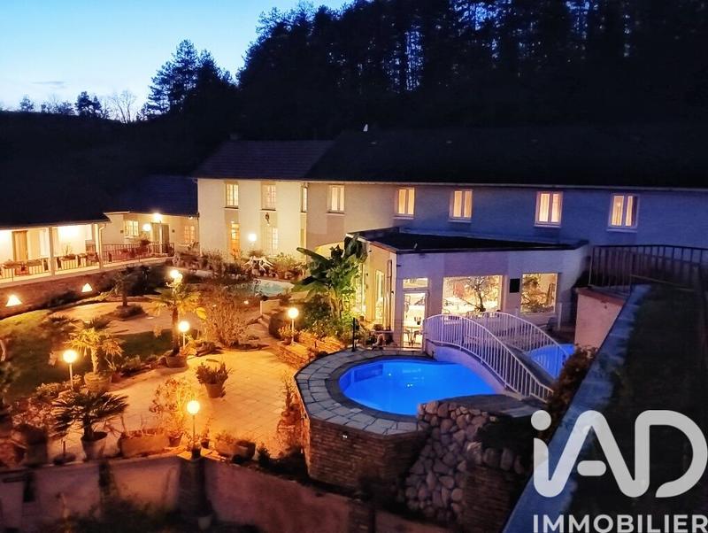 Maison - 1 458 m² - 34 pièces