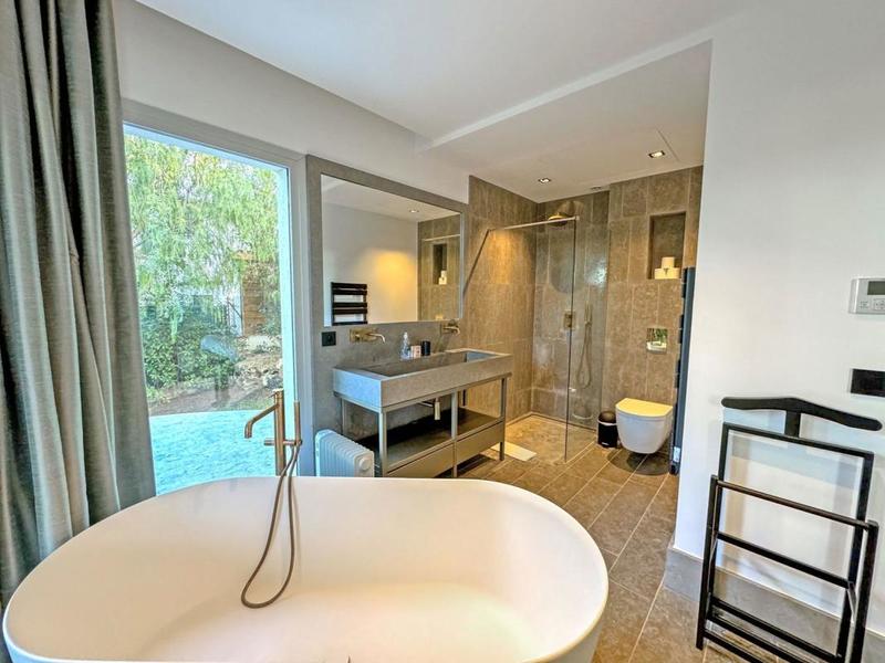 Maison - 220 m² - 6 pièces