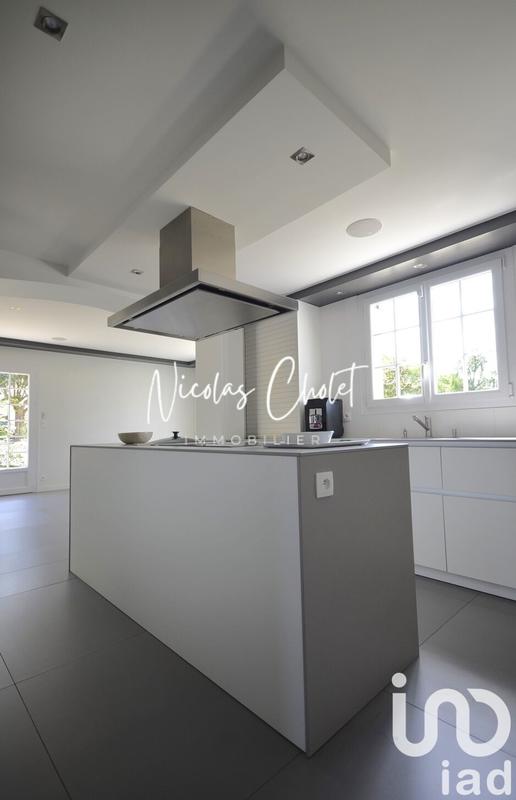 Maison - 230 m² - 8 pièces