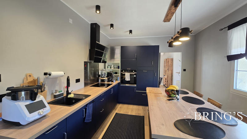 Maison - 196 m² - 9 pièces