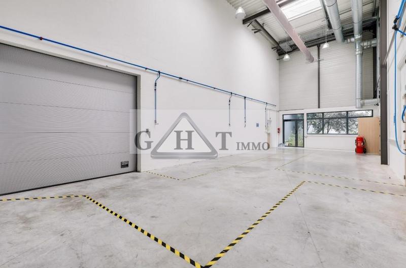 Entrepôt - 3 300 m²