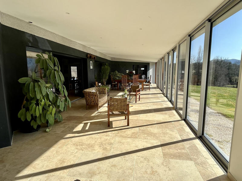 Maison contemporaine - 241 m² - 10 pièces