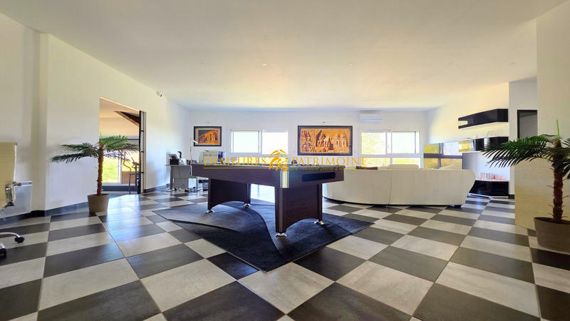 Maison - 700 m² - 9 pièces
