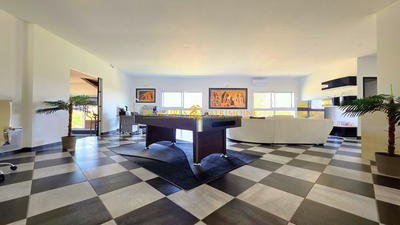 Maison - 700 m² - 9 pièces