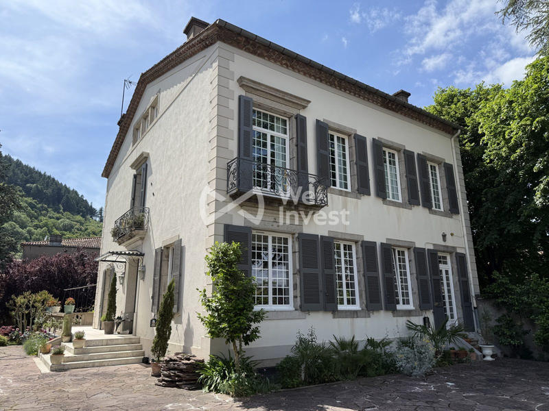 Maison - 268 m² - 9 pièces
