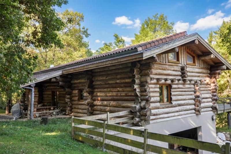 Propriété - 360 m² - 8 pièces