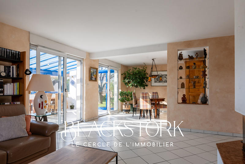 Maison - 202 m² - 6 pièces