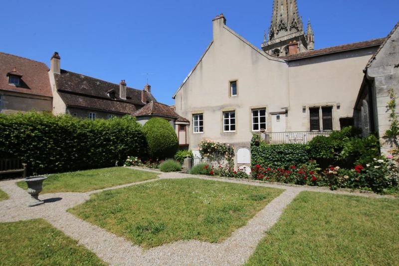 Maison - 240 m² - 8 pièces