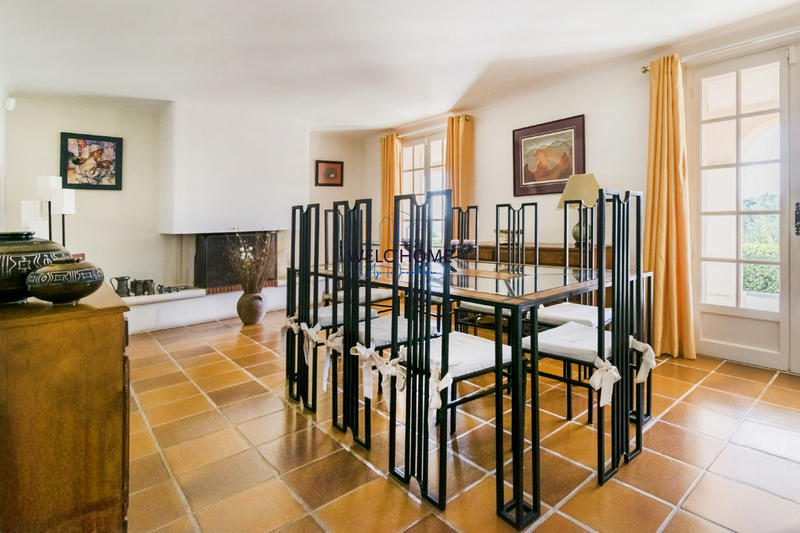 Maison - 242 m² - 10 pièces