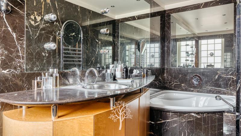 Maison - 270 m² - 8 pièces