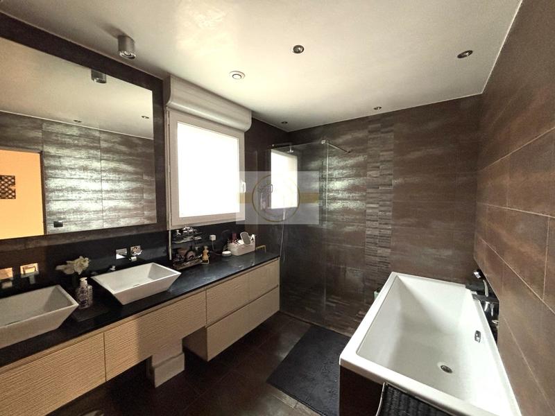 Maison traditionnelle - 135 m² - 6 pièces