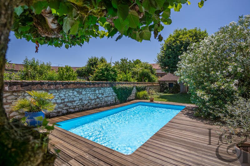 Maison - 235 m² - 7 pièces