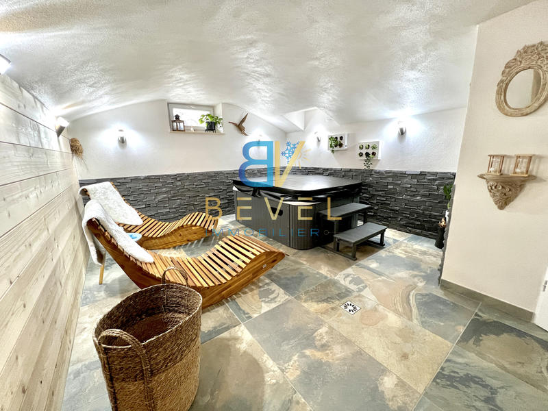 Propriété - 446 m² - 12 pièces