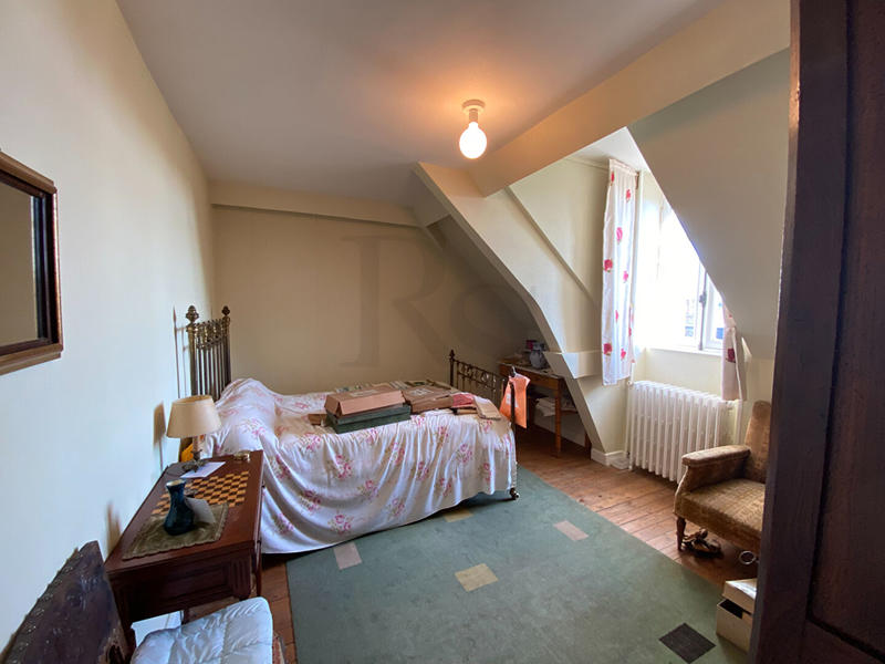 Maison - 220 m² - 9 pièces