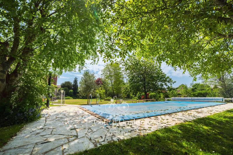 Propriété - 234 m² - 9 pièces