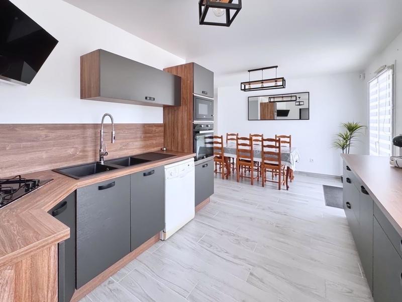 Maison - 99 m² - 6 pièces