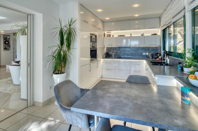 Villa - 221 m² - 7 pièces