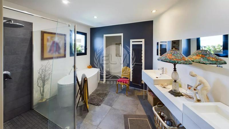 Maison - 1 100 m² - 4 pièces