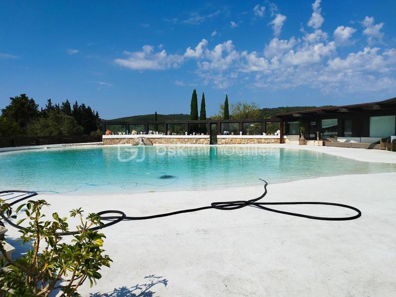 Propriété - 402 m² - 28 pièces