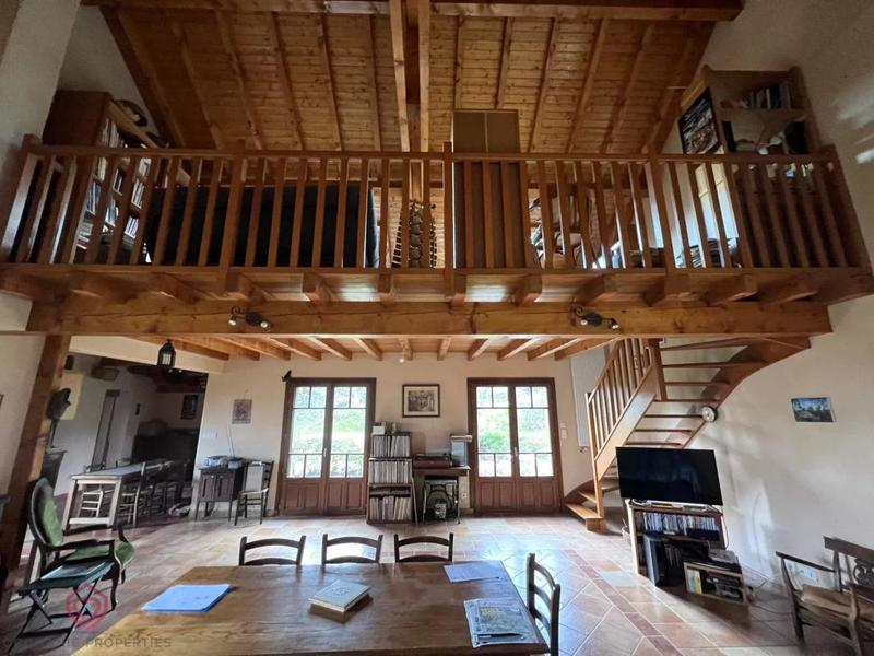 Propriété - 169 m² - 7 pièces