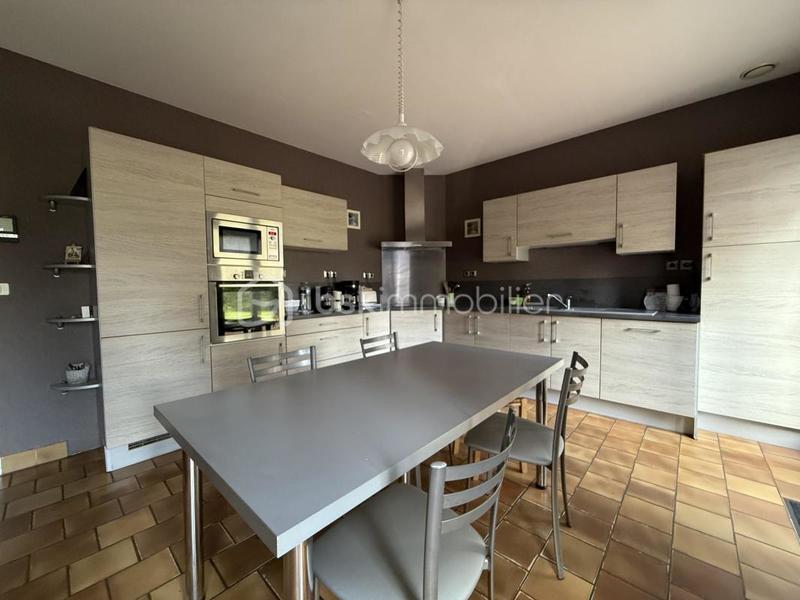 Propriété - 260 m² - 8 pièces