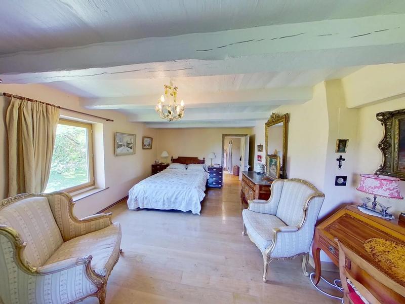 Maison traditionnelle - 248 m² - 7 pièces