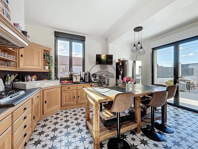 Maison - 277 m² - 8 pièces