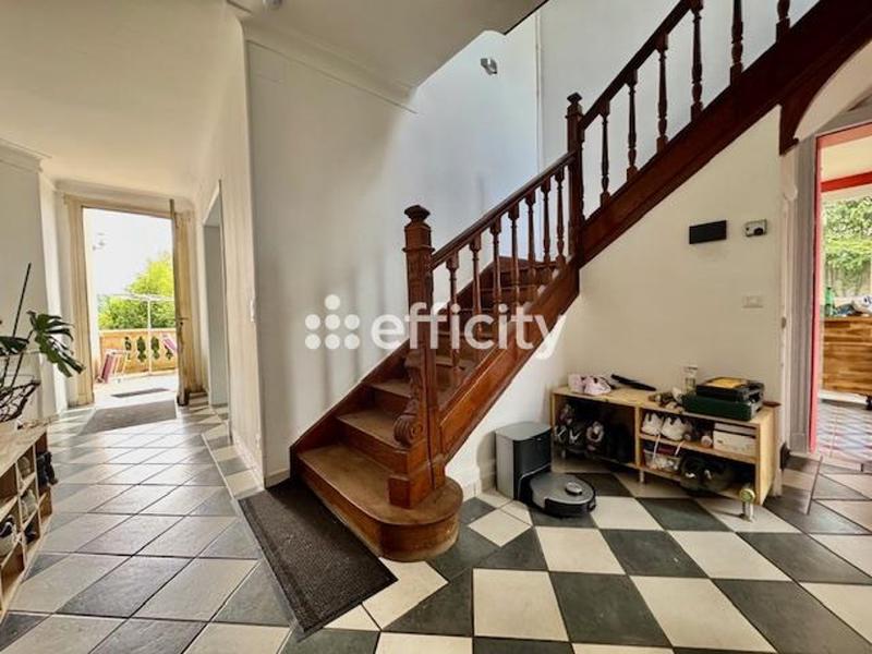 Maison - 270 m² - 11 pièces