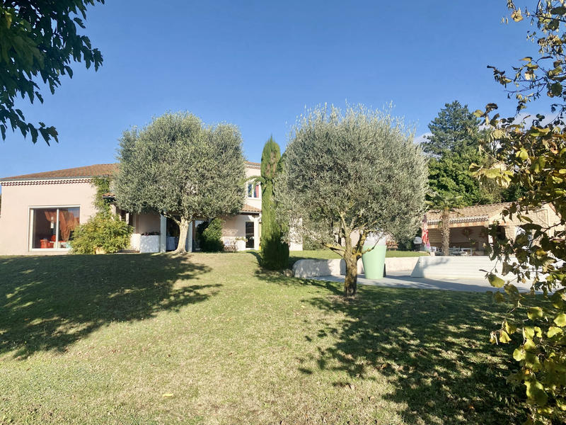 Maison - 220 m² - 8 pièces