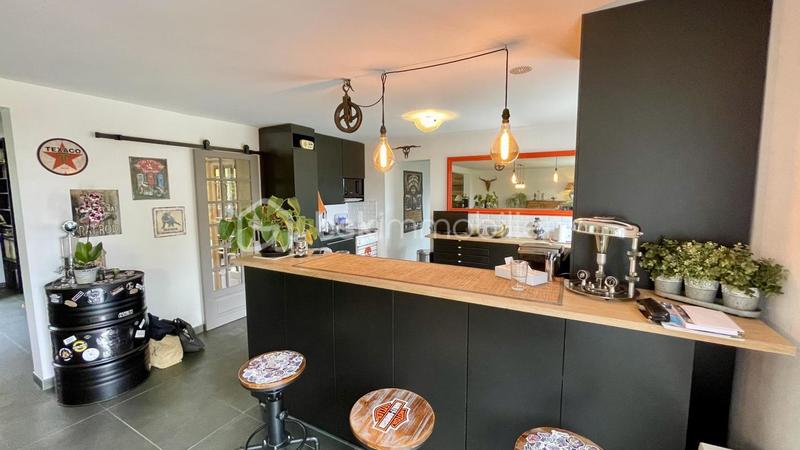 Maison - 241 m² - 8 pièces