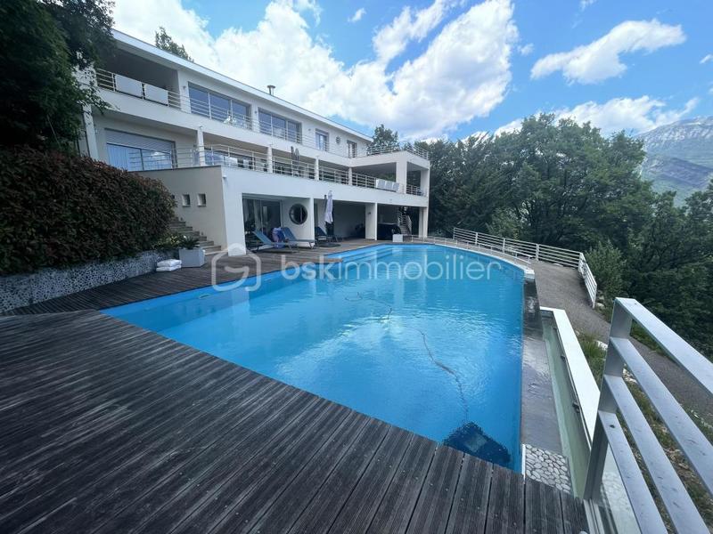 Maison - 335 m² - 10 pièces