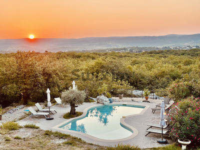 Propriété - 447 m² - 17 pièces