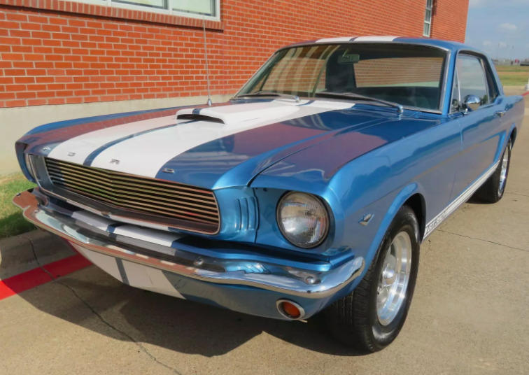 Ford Mustang Coupe V8