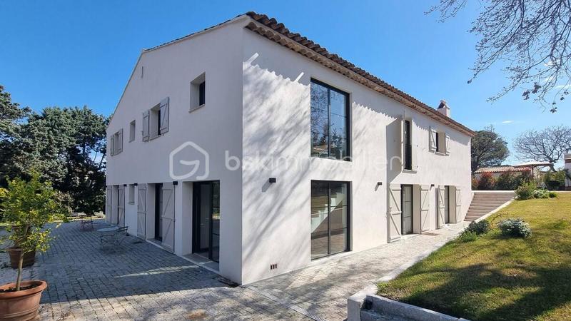 Villa - 300 m² - 7 pièces