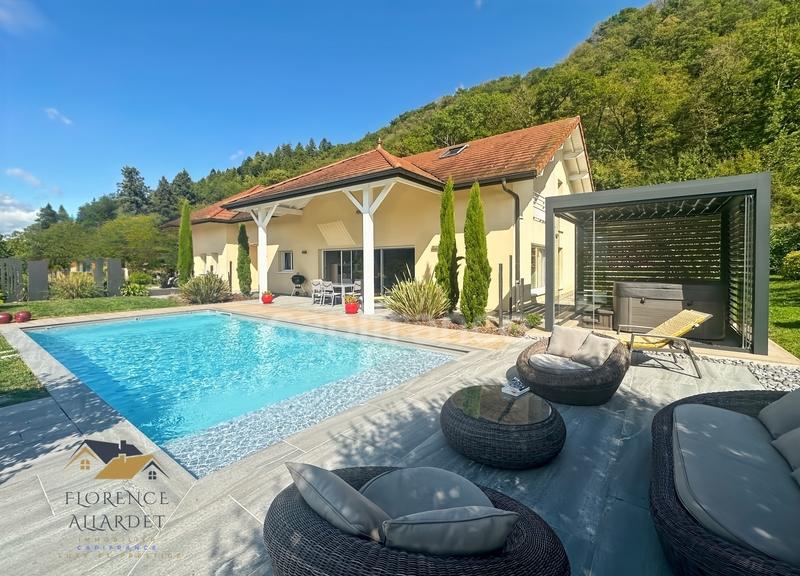 Maison - 242 m² - 5 pièces