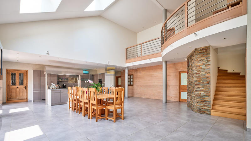 Maison - 520 m² - 10 pièces