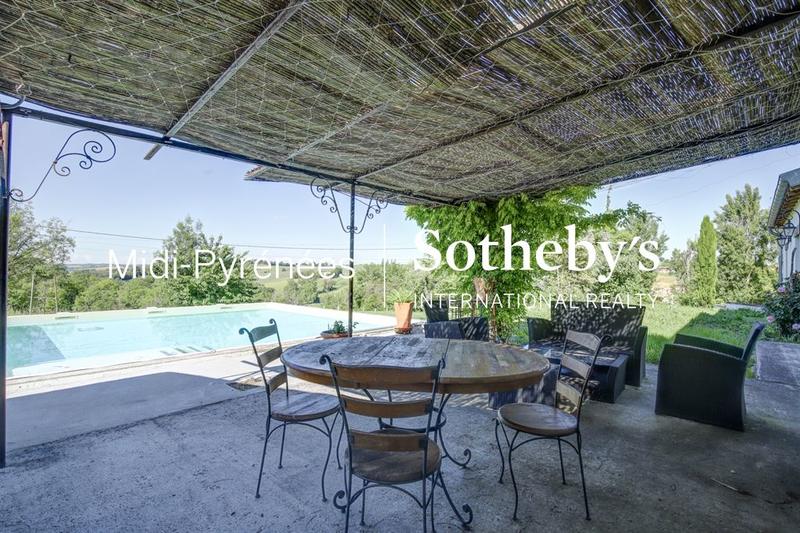 Maison - 228 m² - 8 pièces