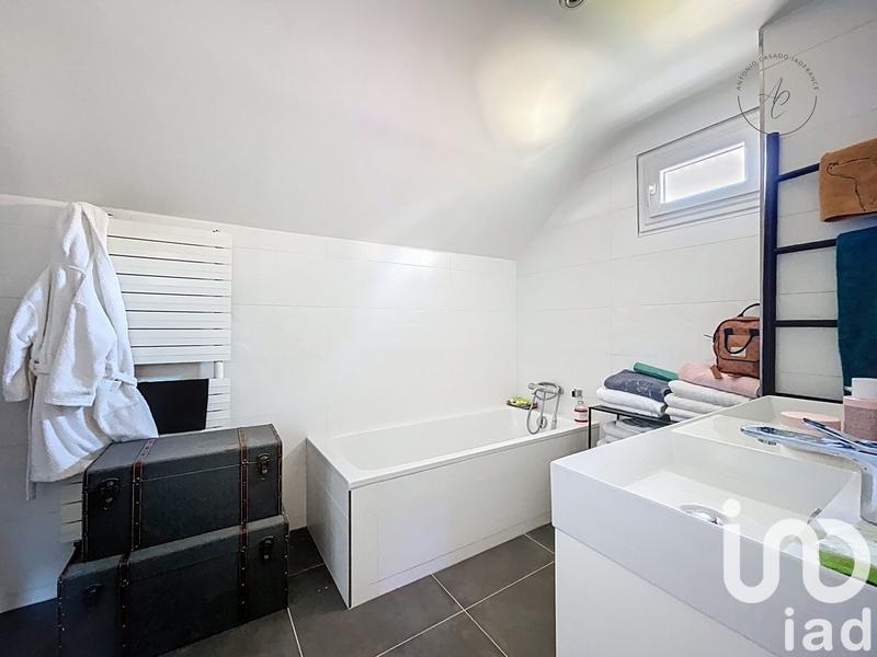 Maison - 225 m² - 7 pièces