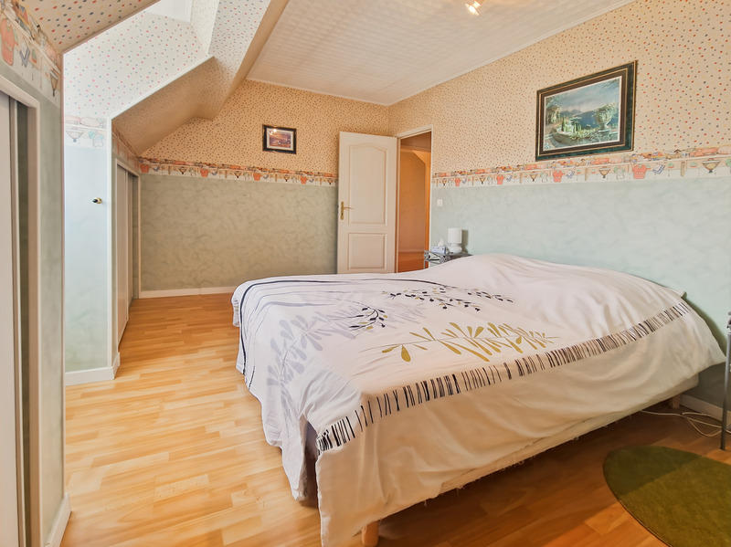 Maison - 273 m² - 9 pièces